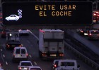 Cifuentes, PSOE y C’s apoyan actuar contra los coches contaminantes