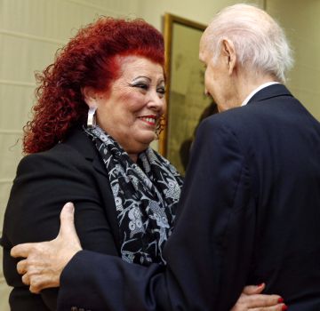 Ciscar y Grisolía, de espaldas, se abrazan en el Consell Valencià de Cultura. Ciscar y Grisolía, de espaldas, se abrazan en el Consell Valencià de Cultura.