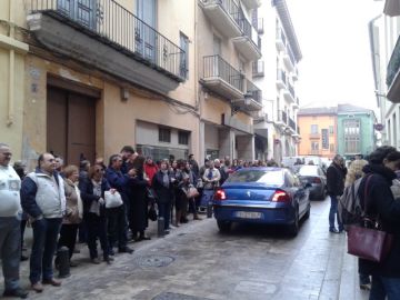 Vecinos concentrados frente a la casa de Rus antes de que la Policía Local cortase la calle. Vecinos concentrados frente a la casa de Rus antes de que la Policía Local cortase la calle.