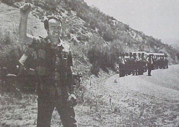 Paco Casero tras la ocupación de una finca en Cádiz bajo la vigilancia de la Guardia Civil. Paco Casero tras la ocupación de una finca en Cádiz bajo la vigilancia de la Guardia Civil.