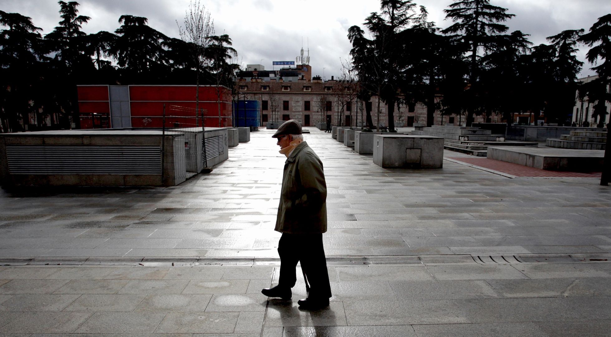 Un vecino atraviesa la plaza de España de San Fernando de Henares. Un vecino atraviesa la plaza de España de San Fernando de Henares.