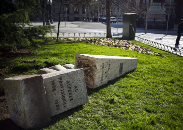 Carmena inicia sin avisar el derribo de los monumentos franquistas Carmena inicia sin avisar el derribo de los monumentos franquistas