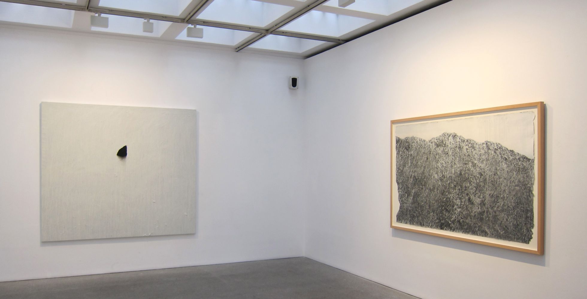 Dos de las obras expuestas en la galería Marlborough, en Madrid. Dos de las obras expuestas en la galería Marlborough, en Madrid.