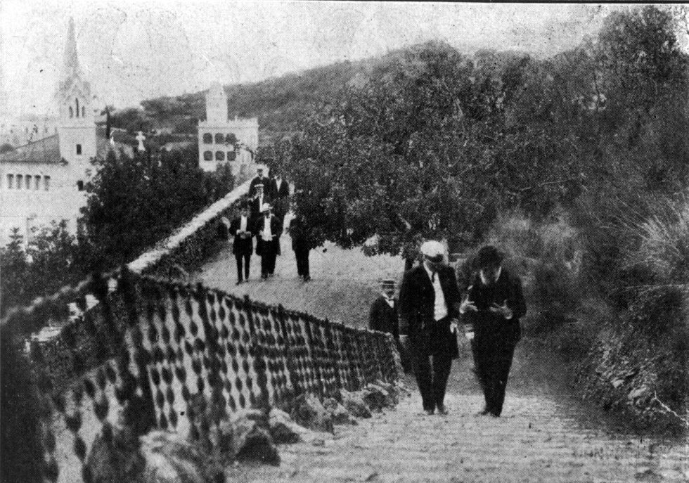 Gaudí acompaña a un grupo de marineros argentinos en su visita al Pärk Güell en 1915, en una imagen muy poco conocida del arquitecto. Gaudí acompaña a un grupo de marineros argentinos en su visita al Pärk Güell en 1915, en una imagen muy poco conocida del arquitecto.