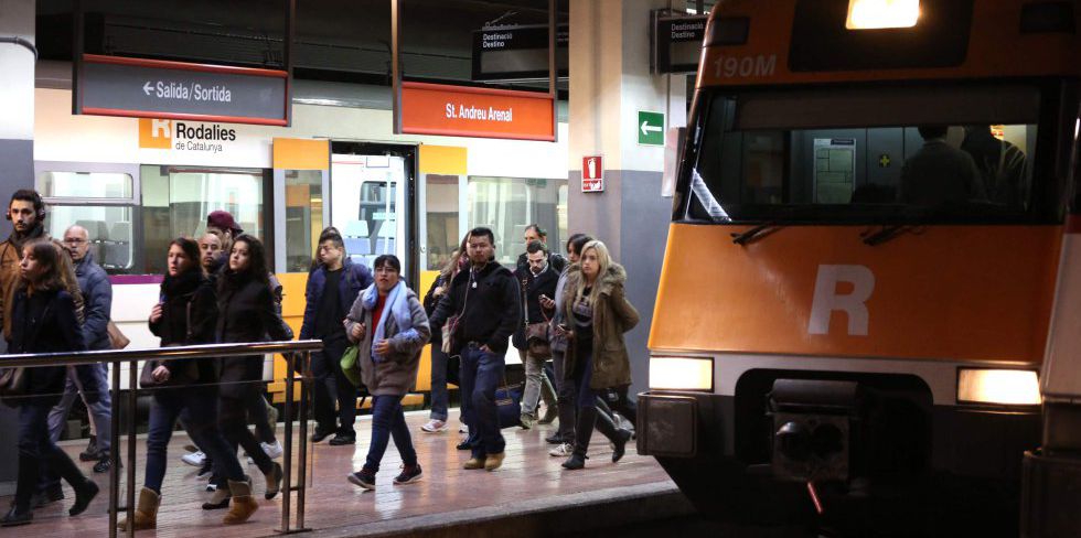 Pasajeros de Renfe en la estación de Sant Andreu Arenal.
