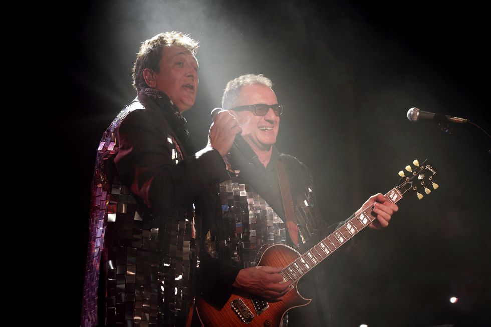 Manolo García (izquierda) y Quimi Portet, con las chaquetas de lentejuelas con las que iniciaron el concierto el viernes. Manolo García (izquierda) y Quimi Portet, con las chaquetas de lentejuelas con las que iniciaron el concierto el viernes.