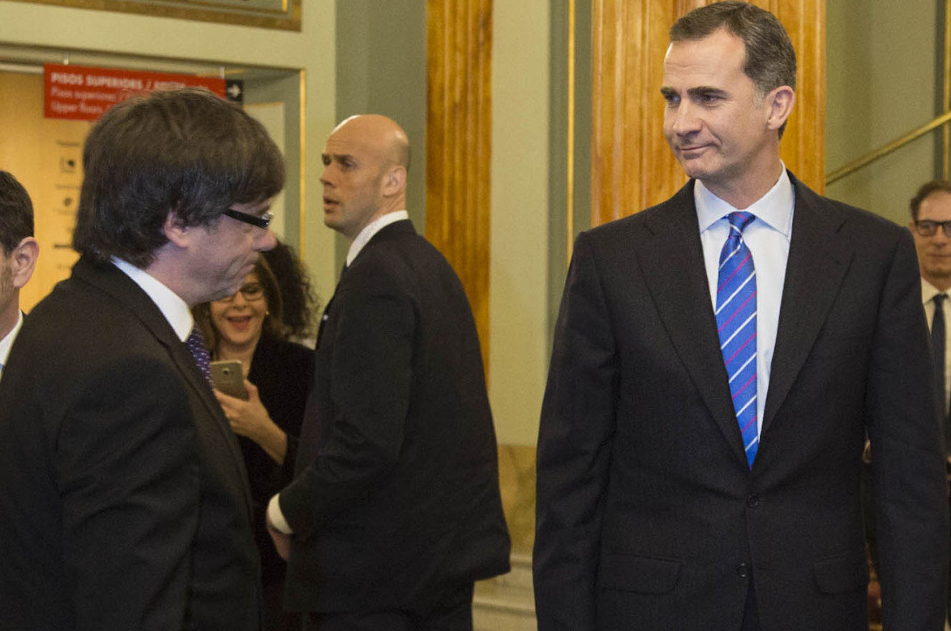 Felipe VI y Carles Puigdemont, en el Liceo, durante la inaugurción del MWC. Felipe VI y Carles Puigdemont, en el Liceo, durante la inaugurción del MWC.