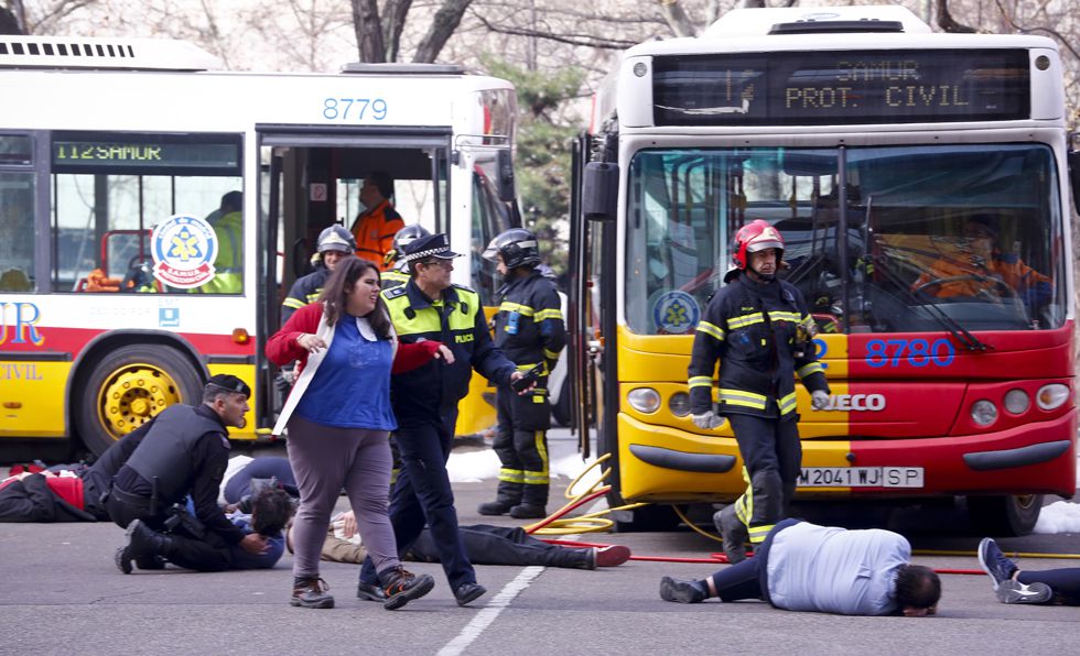 Simulacro de accidente de autobuses frente al estadio Santiago Bernabéu. Simulacro de accidente de autobuses frente al estadio Santiago Bernabéu.