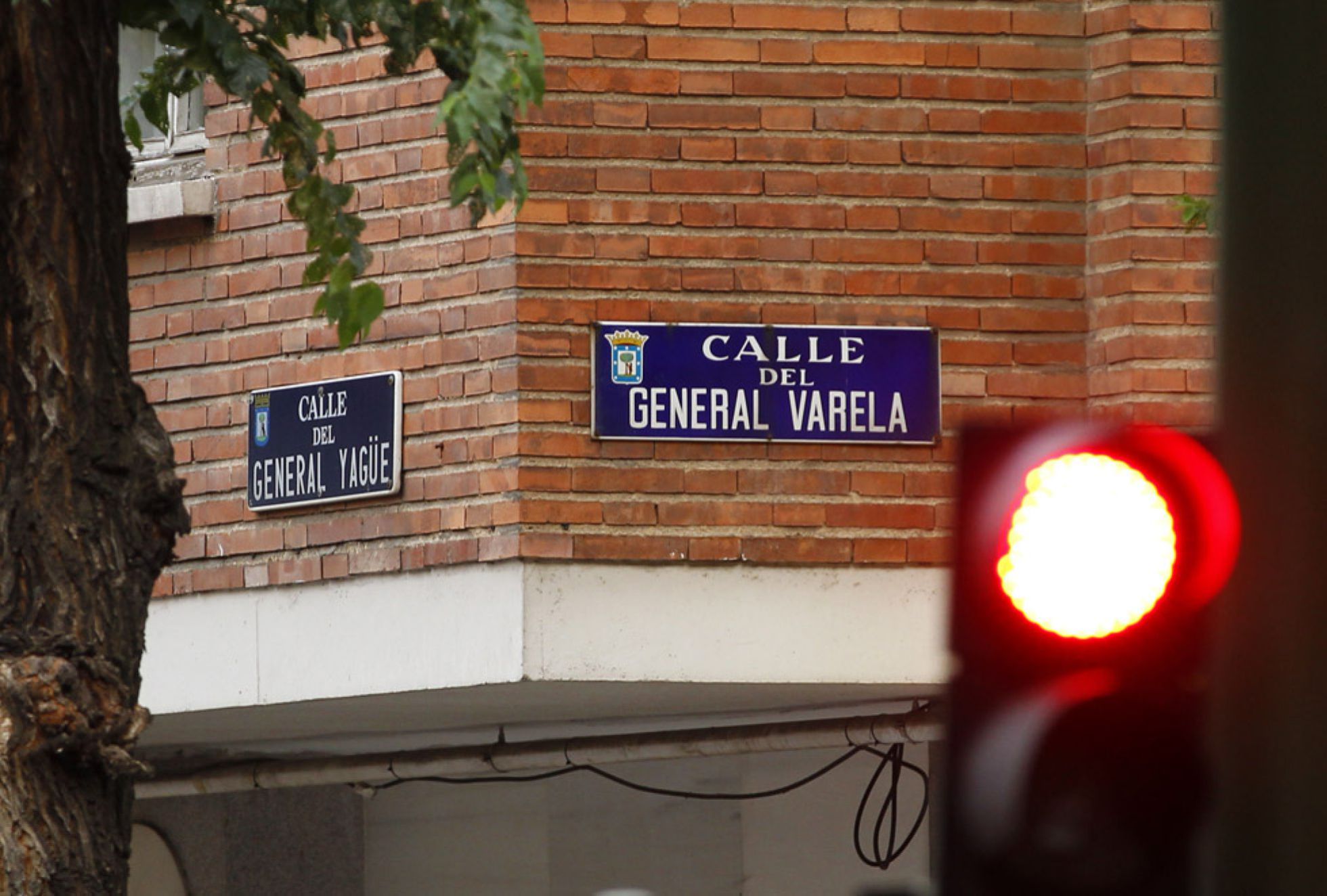 Confluencia de las calles del general Yagüe y del general Varela, en el distrito de Tetuán. Confluencia de las calles del general Yagüe y del general Varela, en el distrito de Tetuán.