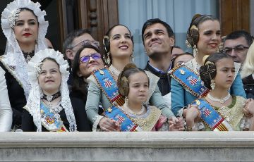 Mònica Oltra y Pedro Sánchez con las falleras en el balcón del Ayuntamiento. Mònica Oltra y Pedro Sánchez con las falleras en el balcón del Ayuntamiento.