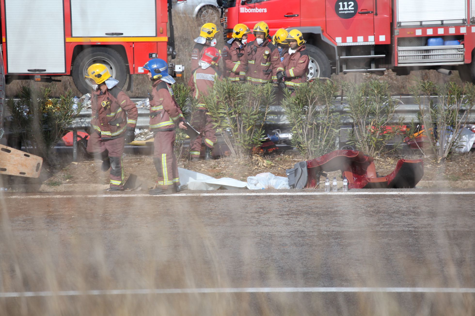 Bomberos trabajan en el accidente de autobús en Tarragona. Bomberos trabajan en el accidente de autobús en Tarragona.