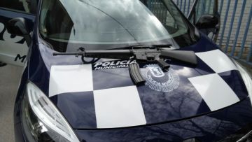 Arma incautada al hombre detenido junto a la comisaría de policía. Arma incautada al hombre detenido junto a la comisaría de policía.