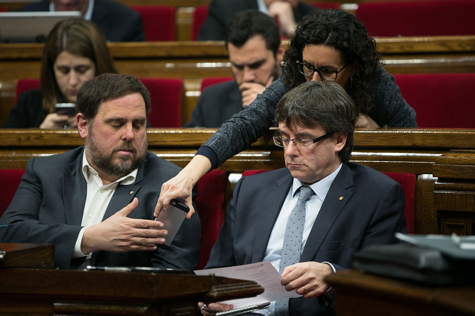El vicepresidente Oriol Junqueras y el presidente de la Generalitat, Carles Puigdemont, en el Parlamento catalán. El vicepresidente Oriol Junqueras y el presidente de la Generalitat, Carles Puigdemont, en el Parlamento catalán.