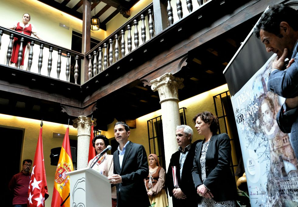 El alcalde de Alcalá durante la presentación del Tren de Cervantes.