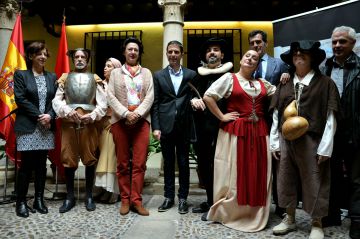 El alcalde de Alcalá, en el centro, rodeado de personajes con trajes de época.