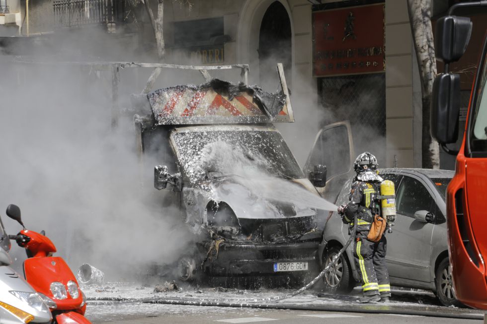 Un bombero apagando el incendio del camión
