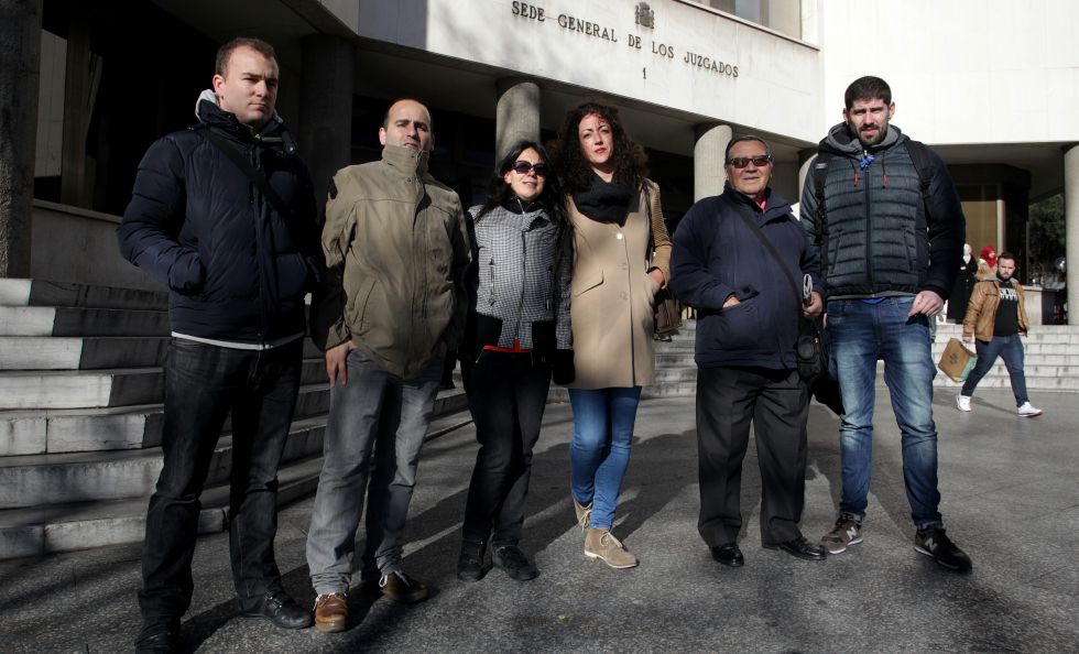 Sonia Martínez, portavoz de la Asociación de Afectados por la Venta de Viviendas del Ivima (cuarta por la izquierda) junto a otros damnificados, hoy, a las puertas de los juzgados.