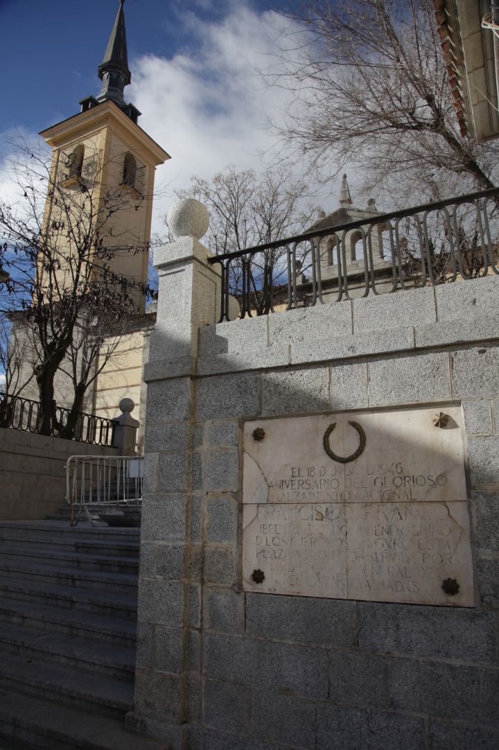 Una de las placas franquistas protegidas en Brunete. Una de las placas franquistas protegidas en Brunete.