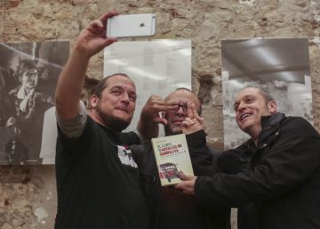 El colectivo @encampanya pasa cuentas en un libro El colectivo @encampanya pasa cuentas en un libro