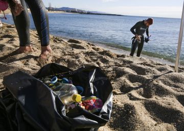 Trenta voluntaris netegen a pulmó lliure el fons marí de Barcelona