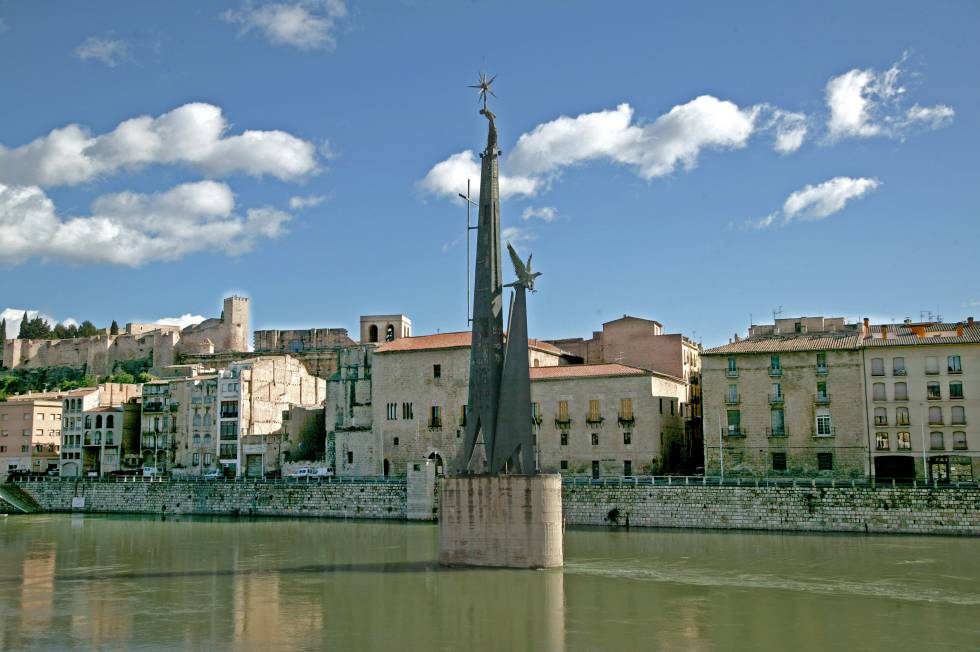 Monumento franquista en el río Ebro, a su paso por Tortosa.