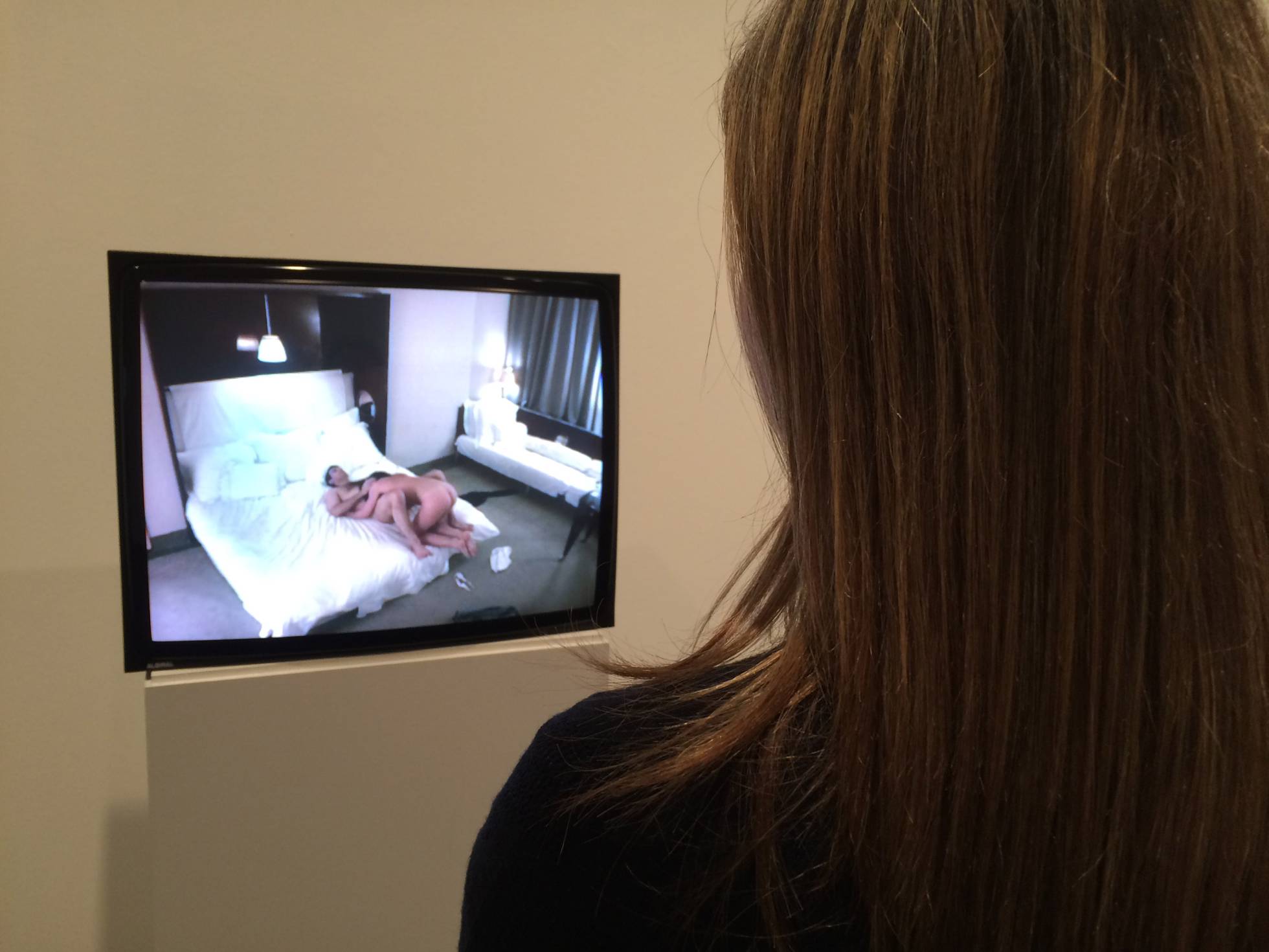 Una visitante contempla el vídeo sexual de Andrea Fraser en el Macba. Una visitante contempla el vídeo sexual de Andrea Fraser en el Macba.