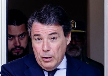 Cifuentes condecora a los rectores, a Pérez-Reverte y a Raúl Cancio Cifuentes condecora a los rectores, a Pérez-Reverte y a Raúl Cancio