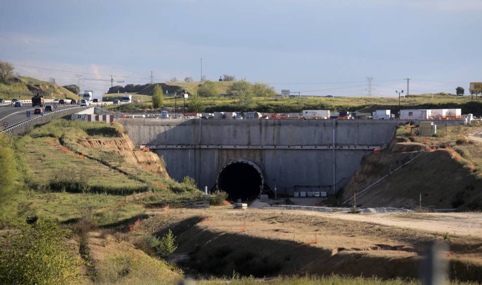Entrada al tunel ferroviario cuya obra lleva años parada en Navalcarnero. 