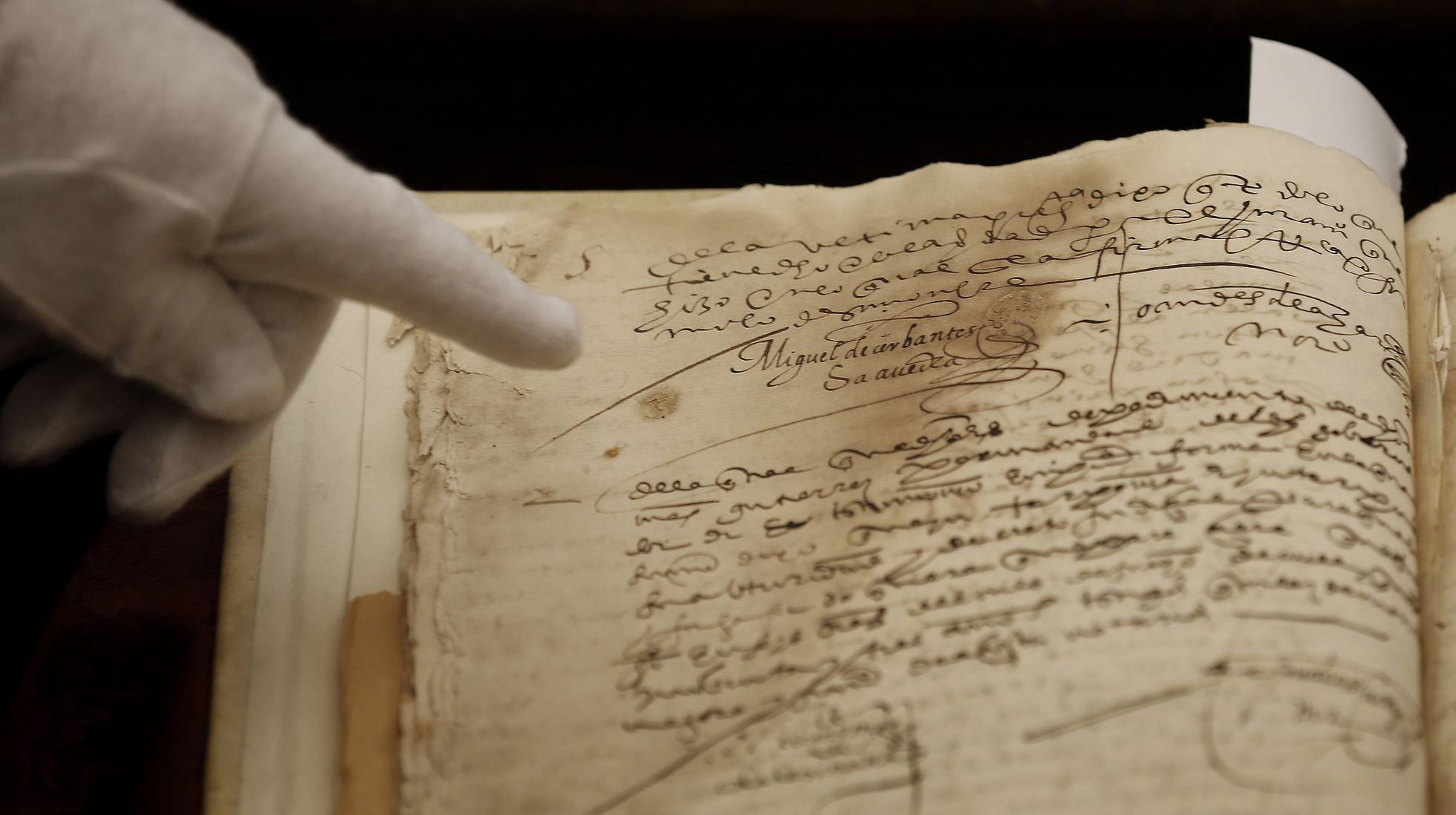 Detalle del manuscrito en el que parece la firma de Cervantes. Detalle del manuscrito en el que parece la firma de Cervantes.
