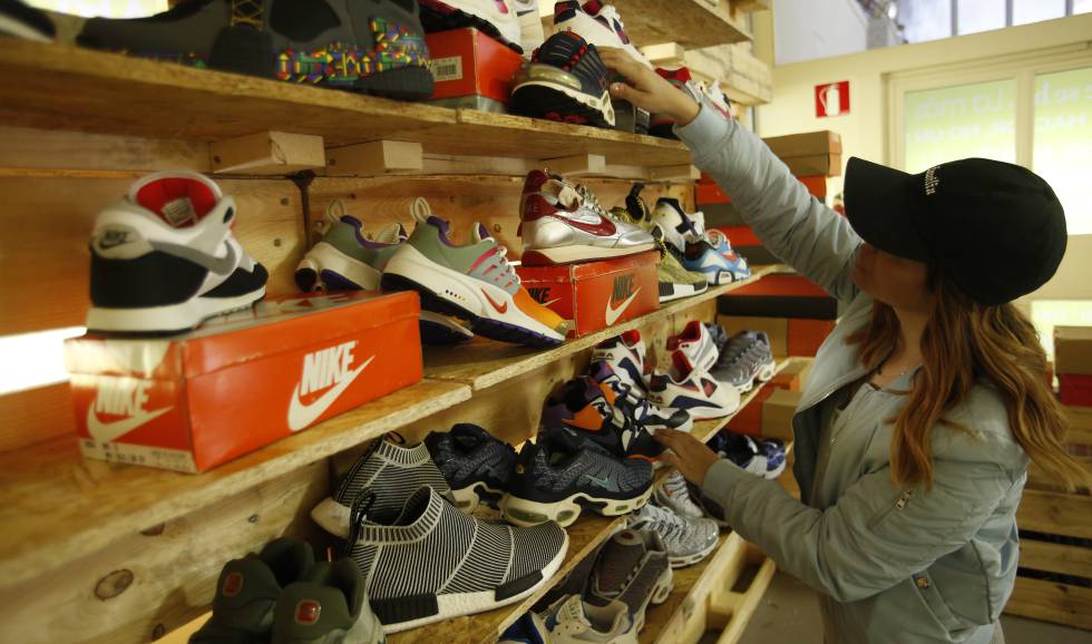Reyes Yllera, coleccionista y organizadora de Dashape, rodeada de zapatillas en la estación de Chamartín.