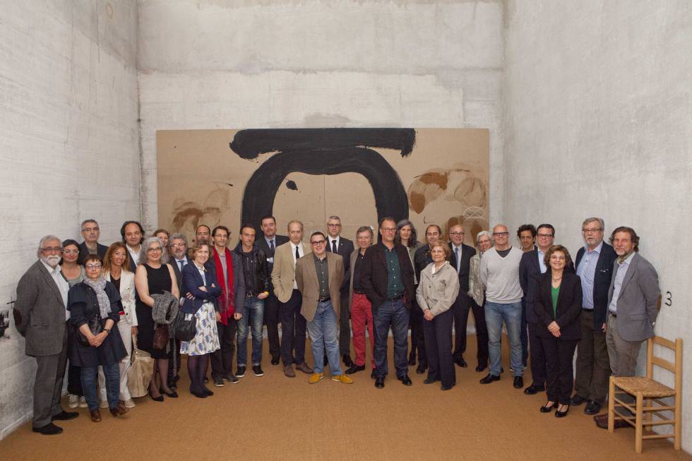 Els directors dels museus i centres d'art de Barcelona que van assistir a la presentació del recorregut de la UPF, a la 'capella laica' de Tàpies.