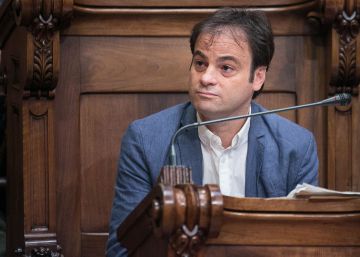 Barcelona quiere retirar la Medalla de Oro a Martín Villa