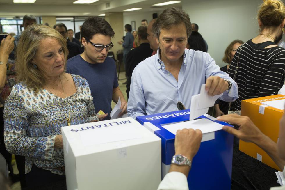 Helena Rakosnik, junto a Josep Pujol en las votaciones de Convergència.