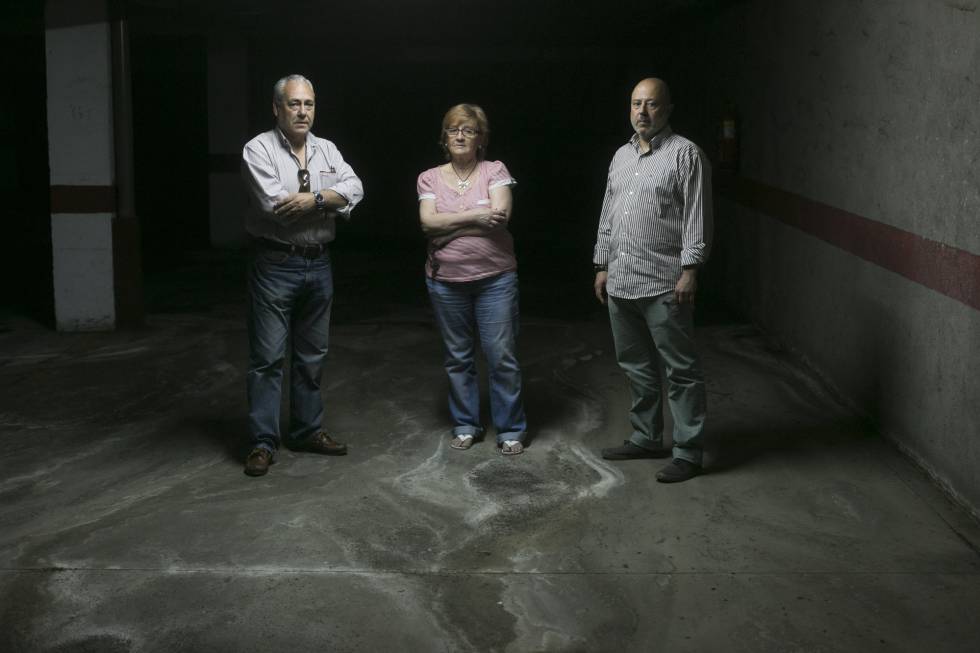 Anselmo Rodríguez (a la izquierda), María Horcajada y Carlos Girbau, de la Plataforma de afectados por las aguas subterráneas de Ciempozuelos.