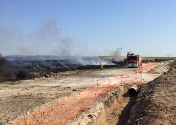 Unas zanjas tratan de evitar que la ceniza de Seseña llegue al subsuelo Unas zanjas tratan de evitar que la ceniza de Seseña llegue al subsuelo