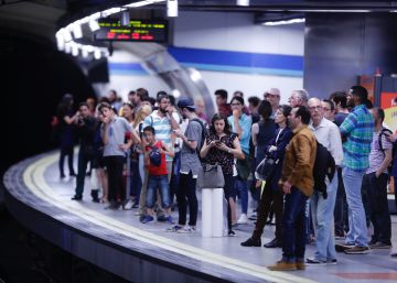 Cifuentes avisa a los huelguistas que Metro no aceptará los 72 días libres