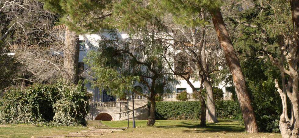 Vivienda principal de la finca Los Cedros (Ca l'Isard) en els termes municipals de Mataró i Sant Andreu de Llavaneres.