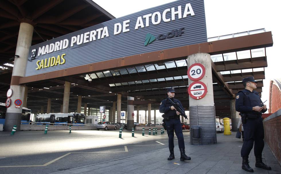 Policías en Atocha tras los atentados contra la revista Charlie Hebdo.