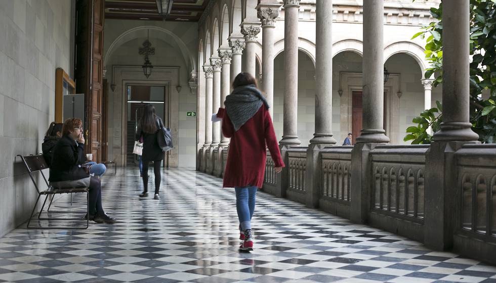 Alumnas pasean por el claustro de la Universidad de Barcelona (UB)