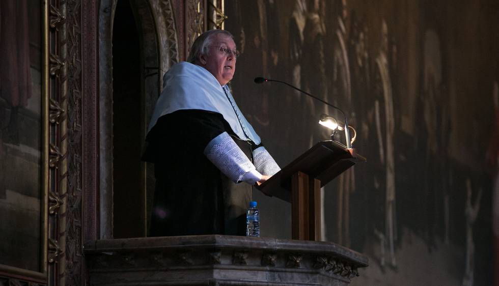 Paul Preston, ayer desde el p&uacute;lpito del paraninfo de la UB. 