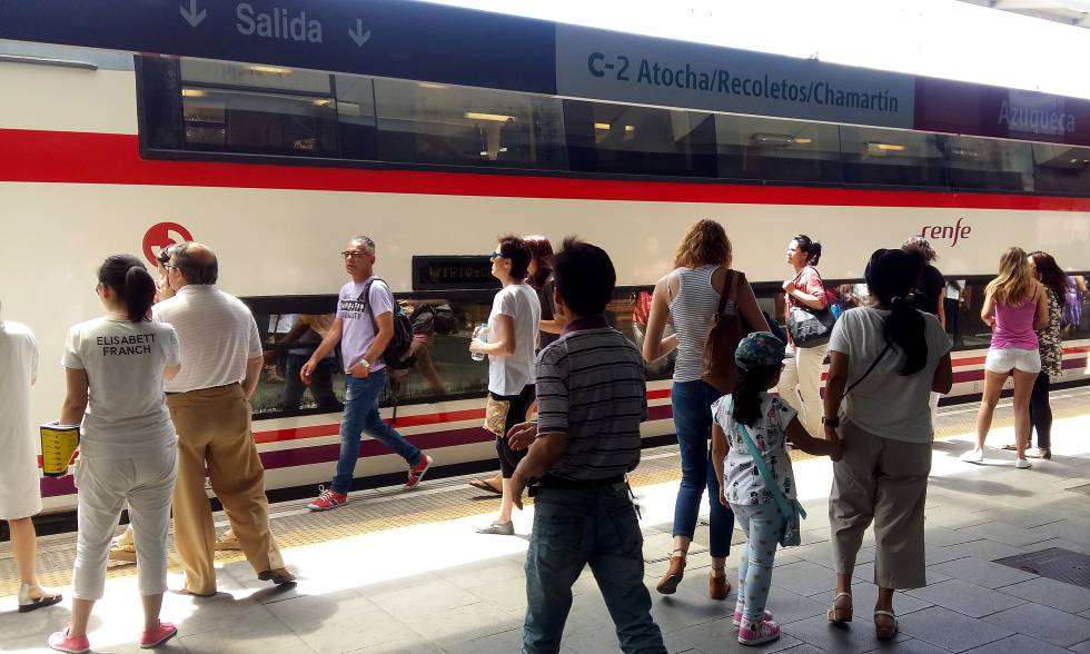 Los viajeros suben al Cercanías este martes en Azuqueca tras dos horas de espera.