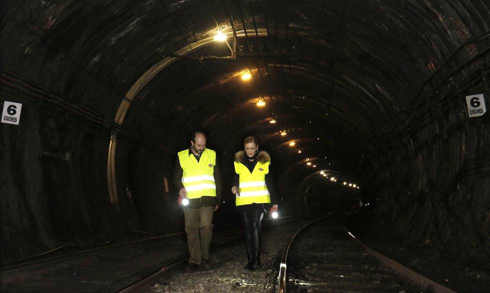 Cristina Cifuentes visitando el túnel de la línea 1 en febrero.