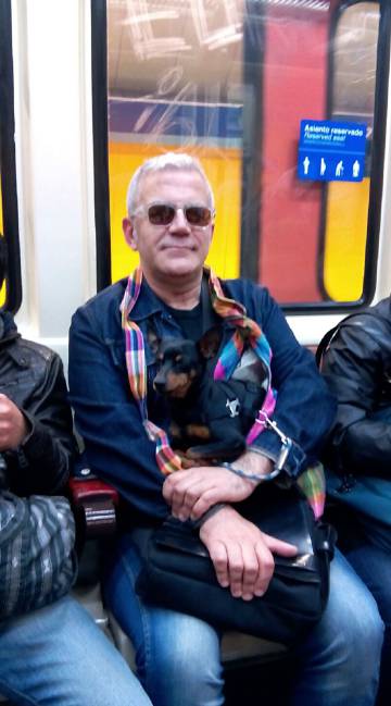 Pablo y Ratón en uno de sus viajes en metro.