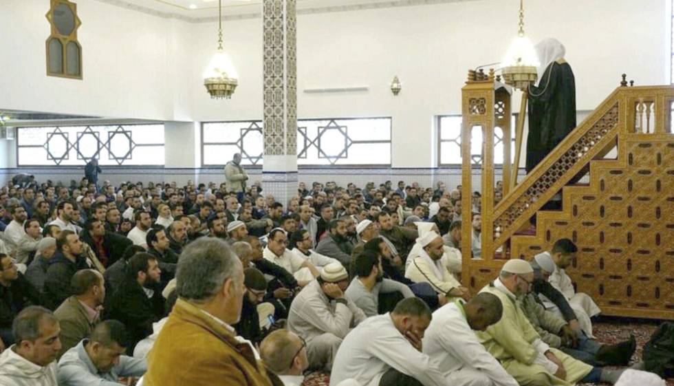 El jeque Saleh El-Maghamsi, durante su reunión en la mezquita de Cornellà, el 29 de mayo de 2016, en una foto extraída de su cuenta de Twitter.