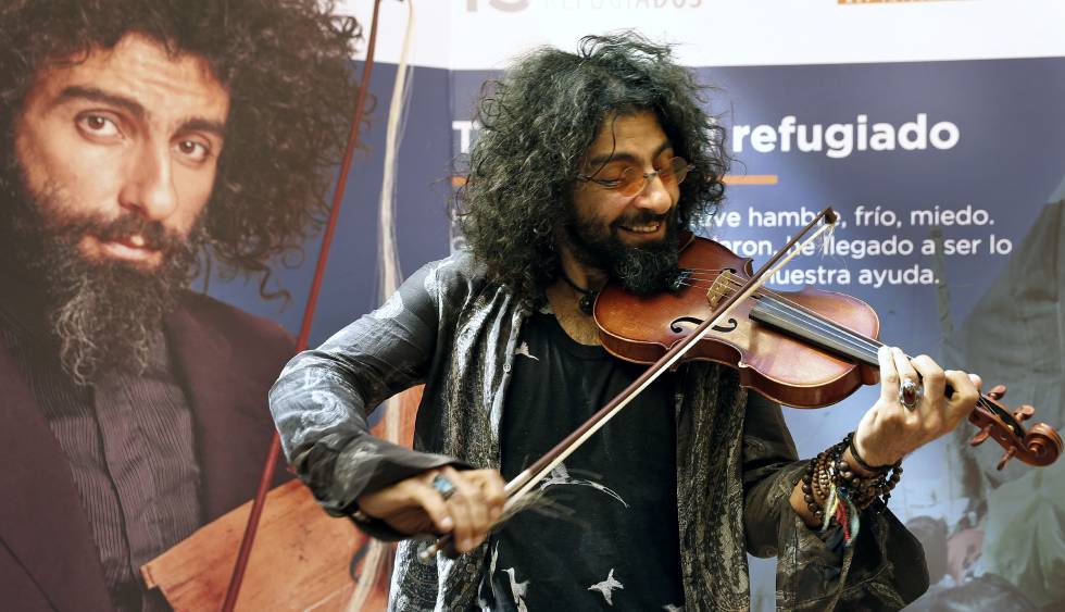 El violinista Ara Malikian toca una pieza antes de la presentación del concierto solidario a beneficio de Acción contra el Hambre.