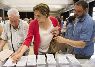 Arrimadas acusa a Colau de “romper puentes” al asistir a la Diada Arrimadas acusa a Colau de “romper puentes” al asistir a la Diada