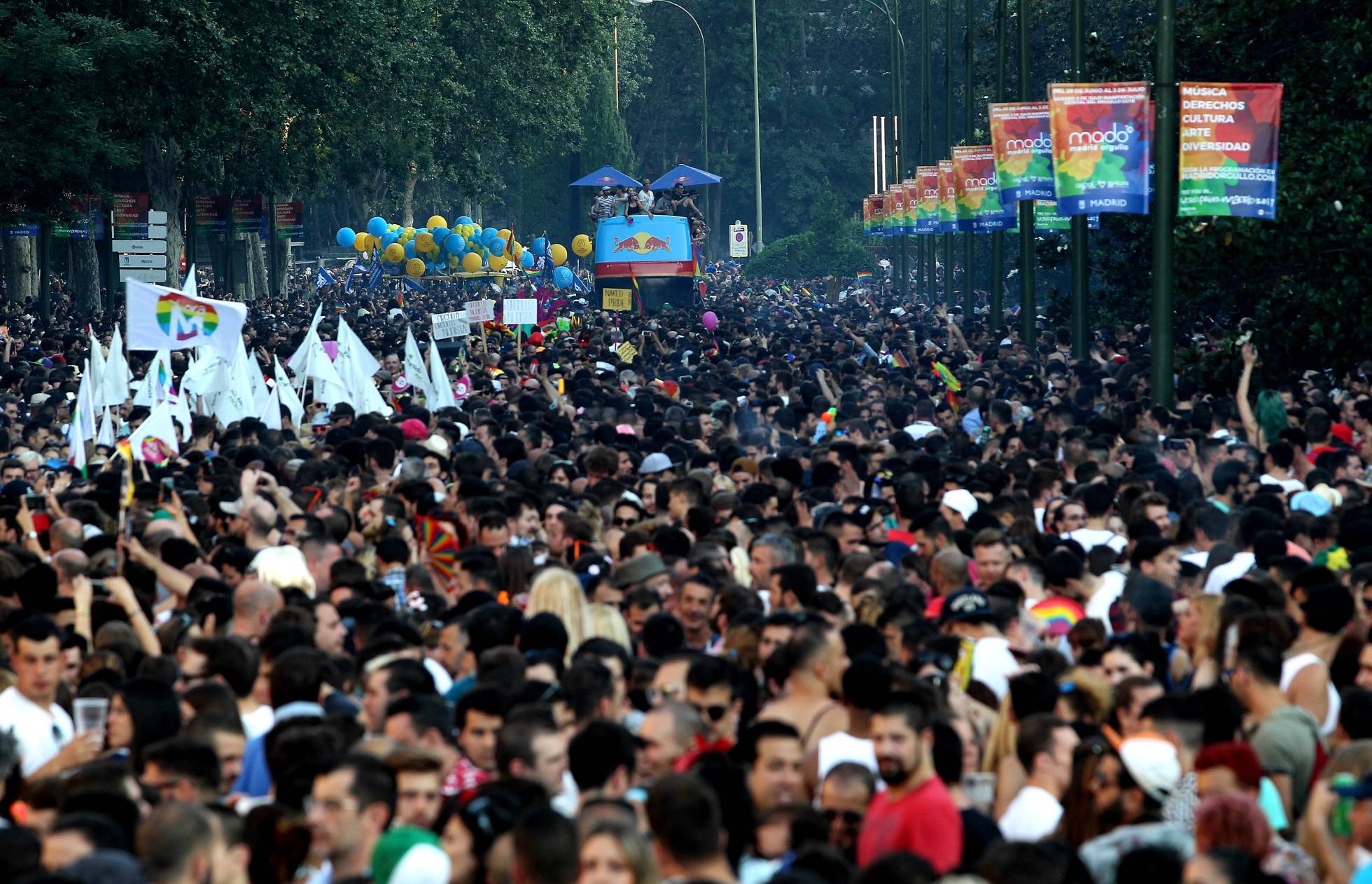 Miles de personas han acudido al desfile del Orgullo Gay. Miles de personas han acudido al desfile del Orgullo Gay.
