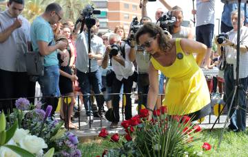 La presidenta de la Avm3j, Rosa Garrote, deposita unas flores junto al lugar donde descarriló el metro.