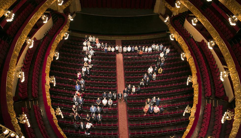 Alcaldes i regidors dels municipis que participen en el Liceo a la Fresca dibuixen la silueta de Catalunya i Menorca en el teatre.