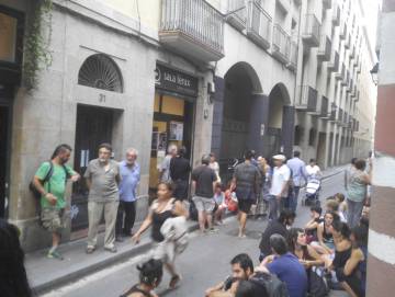 Diverses persones mostrant el seu suport als titellaires en una funció a Barcelona.